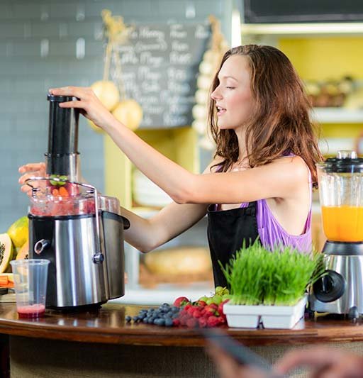 shop assistant preparing juice at health grocery s p6u5wey.jpg